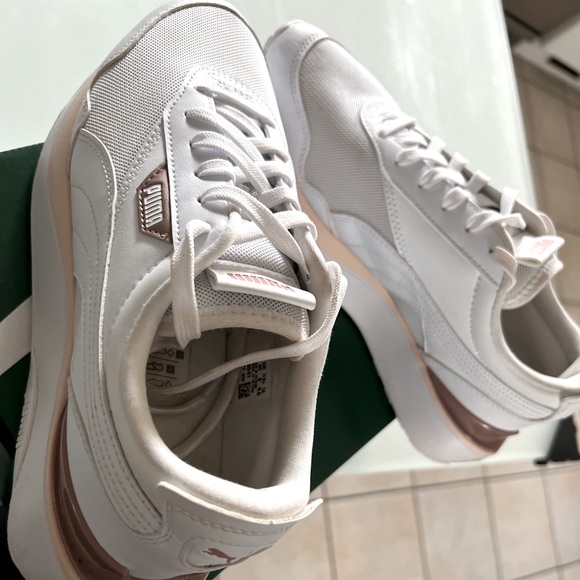 Puma sneakers (39- fit best 8.5) - Picture 2 of 6